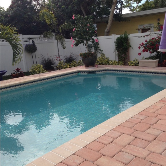 Meet your Posher, Nicole - Picture 5 of 8